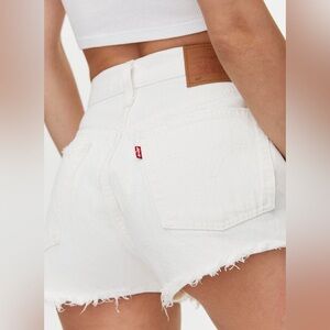 LEVIS 501 WHITE DENIM DISTRESSED SHORTS size: 26